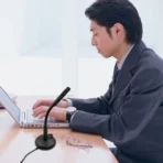 ⁦ميكروفون كمبيوتر M-309 بدون محرك أقراص USB يتصل مباشرةً بجهاز الكمبيوتر أو الكمبيوتر المحمول عبر منفذ USB، مما يُغني عن أي تثبيت أي أجهزة أو برامج إضافية تصميمه الصغير والأنيق يجعله خيارًا مثاليًا لمُنشئي البودكاست، ومُستخدمي يوتيوب، ومُحبي الألعاب، أو أي شخص يحتاج إلى تسجيلات صوتية واضحة ونقية (أسود) .⁩ - الصورة ⁦7⁩