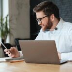 ⁦ميكروفون لاسلكي Green Lion GM-85X 3 في 1، شاشة LED، 6 ساعات من وقت التشغيل، منفذ USB-C/Lightning/مستقبل كاميرا، خاصية تقليل الضوضاء/صدى الصوت/الوضع الصامت، صوت محيطي 360 درجة، توصيل وتشغيل - أسود .⁩ - الصورة ⁦5⁩