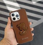 ⁦جراب جلدي GUESS نسائي مطرز صُمّم خصيصًا لهاتف iPhone 16 Pro⁩ - الصورة ⁦2⁩