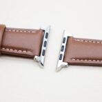 ⁦سوار جلد طبيعي متوافق مع اي ووتش سيريس 1/2/3/4/5/6/7/8/9/10/الترا/الترا2 مقاس 42/44/46/49 تصميم أنيق ومريح للاستخدام اليومي.⁩ - الصورة ⁦3⁩