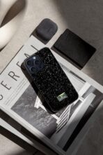 ⁦جراب حماية سواروفسكي بتصميم لامع ومرصع بالكريستال الماسي والجليتر البراق والورود، متوافق مع موبايل ايفون pro max 16 (6.9 بوصة)، غطاء واقي رفيع جدا وخفيف الوزن، مضاد للصدمات ومقاوم للخدش⁩ - الصورة ⁦2⁩