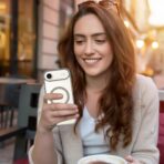 ⁦جراب مغناطيسي لموبايل ايفون 17 اير 6.5 انش متوافق مع ماج سيف، غطاء ممتص للصدمات مضاد للصدمات، اطار بولي يوريثين مقاوم للحرارة بلون سادة غير لامع، ظهر شفاف مضاد للخدش⁩ - الصورة ⁦3⁩