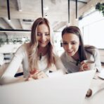 ⁦جرين ليون ميكروفون مزدوج GM-76X 3 في 1، نطاق نقل 20 متر، عمر بطارية 5 ساعات، بطارية ميكروفون 65mAh، وضع الصدى، جودة صوت HD، وقت استجابة منخفض للغاية، رأس لايتنينج/USB-C/USB-A - اسود⁩ - الصورة ⁦4⁩