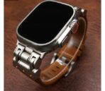 ⁦سوار معصم متين من الجلد بتصميم ميكا لساعة Apple Watch⁩ - الصورة ⁦4⁩