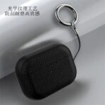 ⁦جراب جلد فاخر لسماعات AirPods Pro 2 الجيل الثاني، غطاء حماية مع خطاف معدني، تصميم أنيق مقاوم للخدوش والصدمات، سهل الحمل.⁩ - الصورة ⁦2⁩