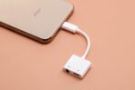 ⁦محول سماعة رأس 2 في 1 من لايتنينج إلى مقبس صوت 3.5 ملم ومحول شاحن يناسب أجهزة آيفون⁩ - الصورة ⁦3⁩