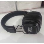 ⁦سماعة JBL J30 اللاسلكية بتقنية البلوتوثتجربة صوتية مميزة مع تقنية JBL Pure Bass ومحركات 10مم، وتوفر اتصال بلوتوث سريع، وتصميم مريح، وتدعم الاستخدام اللاسلكي مع مكالمات بدون استخدام اليدين، مع عمر بطارية يصل إلى 20 ساعة .⁩ - الصورة ⁦4⁩