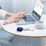 ⁦حافظة حماية سيليكون مضادة للصدمات مع حلقة تعليق لكامل الهيكل لسماعات ايربودز برو 2 موديل 2022 [ضوء LED امامي] - متوافقة مع ابل ايربودز برو الجيل الثاني الجديدة.⁩ - الصورة ⁦4⁩