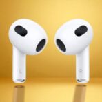 ⁦إير بودز 3 داخل الاذن الجيل الثالث بلوتوث مع حافظة شحن لاسلكية بخاصية الغاء الضوضاء النشطة (ابيض، لاسلكية) كوبي⁩ - الصورة ⁦2⁩