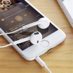 ⁦سماعات للرأس 3.5 ملم خفيفة الوزن بكابل وميكروفون وتحكم في مستوى الصوت لاجهزة ايفون وايبود وايباد وام بي 3 وهواوي وسامسونج، سلكي، على الاذن، أبيض⁩ - الصورة ⁦5⁩