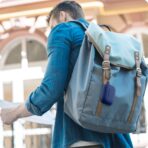 ⁦حافظة حماية سيليكون مضادة للصدمات مع حلقة تعليق لكامل الهيكل لسماعات ايربودز برو 2 موديل 2022 [ضوء LED امامي] - متوافقة مع ابل ايربودز برو الجيل الثاني الجديدة.⁩ - الصورة ⁦6⁩