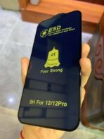 ⁦شاشة حماية زجاجية  4S ESD بحافة مضادة للضغط ومضاد للكهرباء الساكنة من الزجاج المقوى القوي ليس من السهل كسره، واقي شاشة ممتاز لـ (ايفون 16 برو ماكس)، شفاف .⁩ - الصورة ⁦3⁩